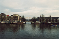 Один из множества небольших разводных мостов. Их много на каналах Амстердама.