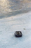 Переносной катушечный магнитофон с размотанной катушкой на льду Фонтанки.
