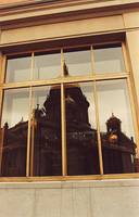 В окне ресторана напротив, отражение Исаакиевского собора.