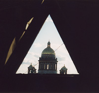 Купол Исаакиевского собора в треугольном слуховом окне чердака.