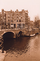 Мост. Красивые и, как обычно, кривые дома на набережной Амстердама.