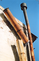 Вентиляционные трубы, выходящие на крышу, в плохом состоянии, с сосульками.