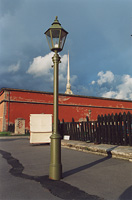 Фонарь на фоне стены Петропавловской крепости.