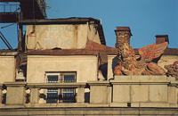 Лев и надпись на крыше Дома Кино.