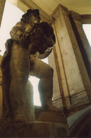 Скульптура ангела на внутренней лестнице дворца.